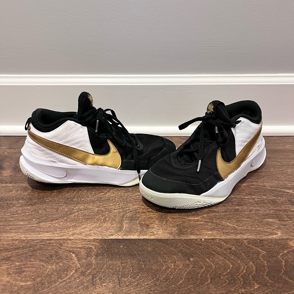 Nike Hustle DX-SU21 Sneaker